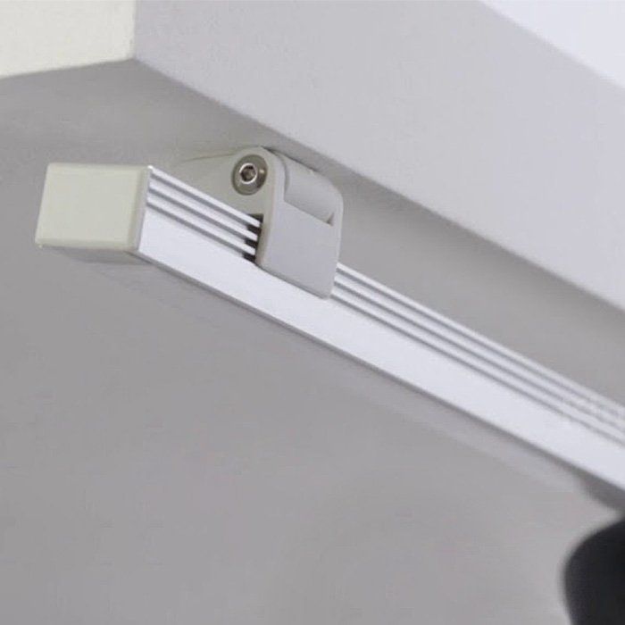 verstellbarer-halter-halt-das-led-profil-im-eingestellten-winkel-an-der-decke